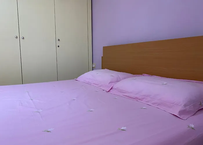 Comfy One-Bedroom Flat In Golem, 1Br, 2 Sofas